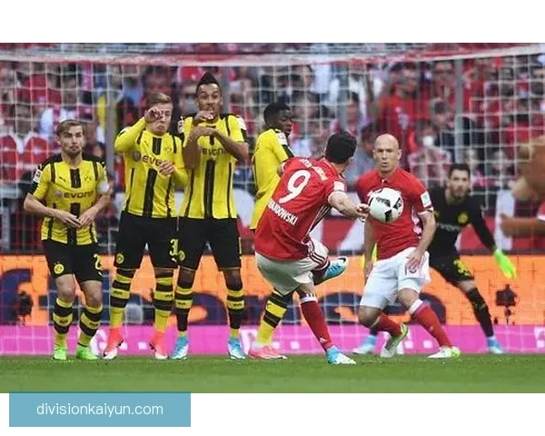 莱万多夫斯基任意球破门，展现定位球威胁